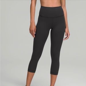 Black Lululemon Wunder train high-rise crop 21”